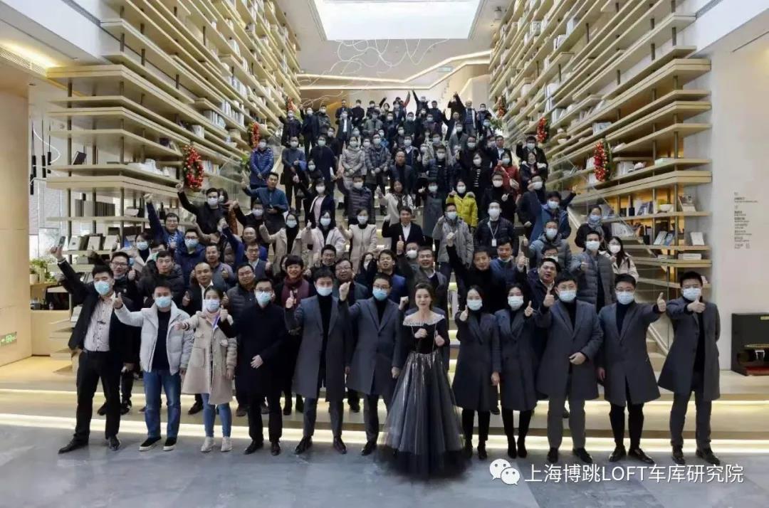 荆州全国一百多人在华侨城汉口道6号参观研讨LOFT专利车库技术！
